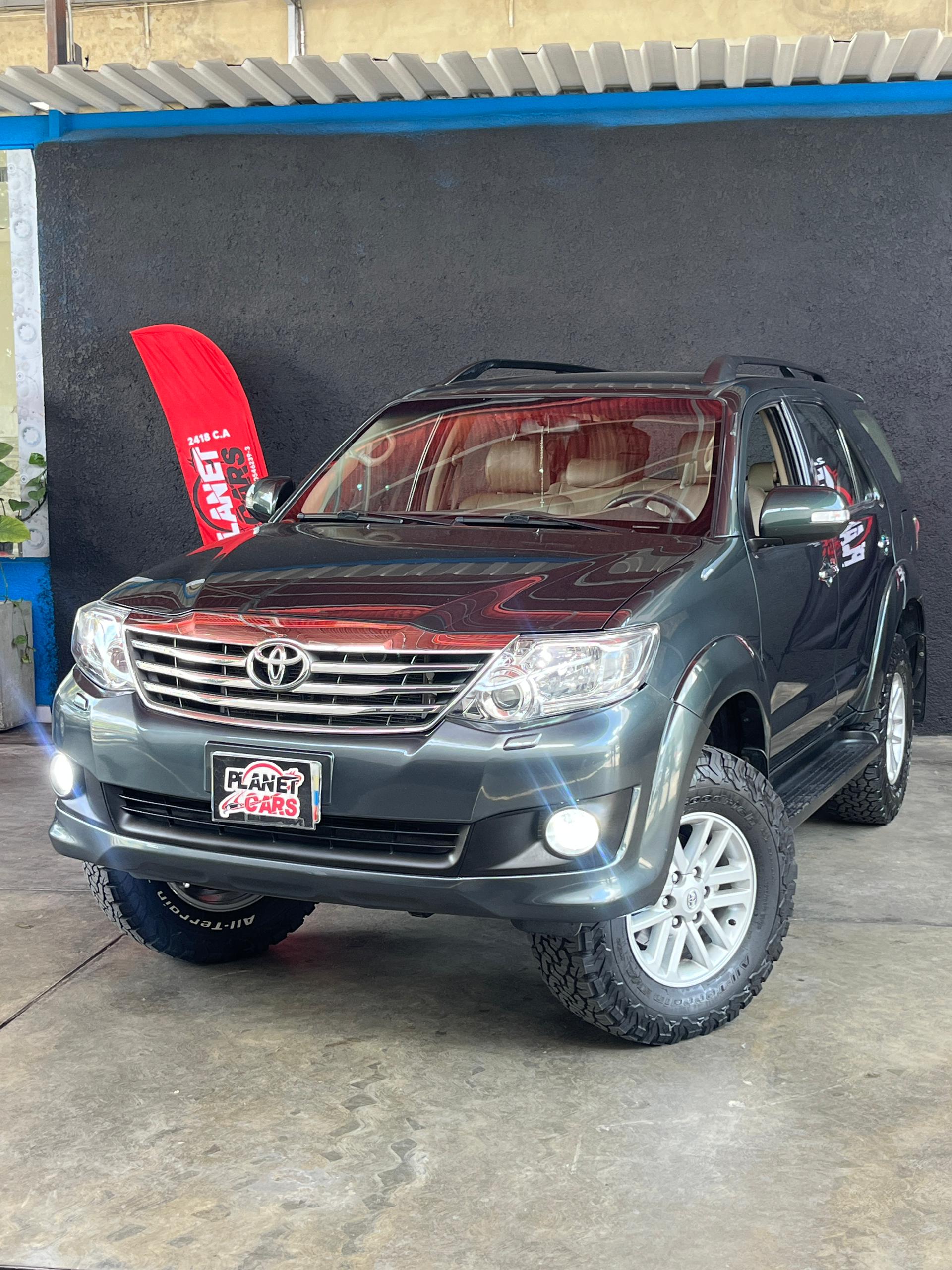 Toyota  Modelo: Fortuner SR Año: 2012