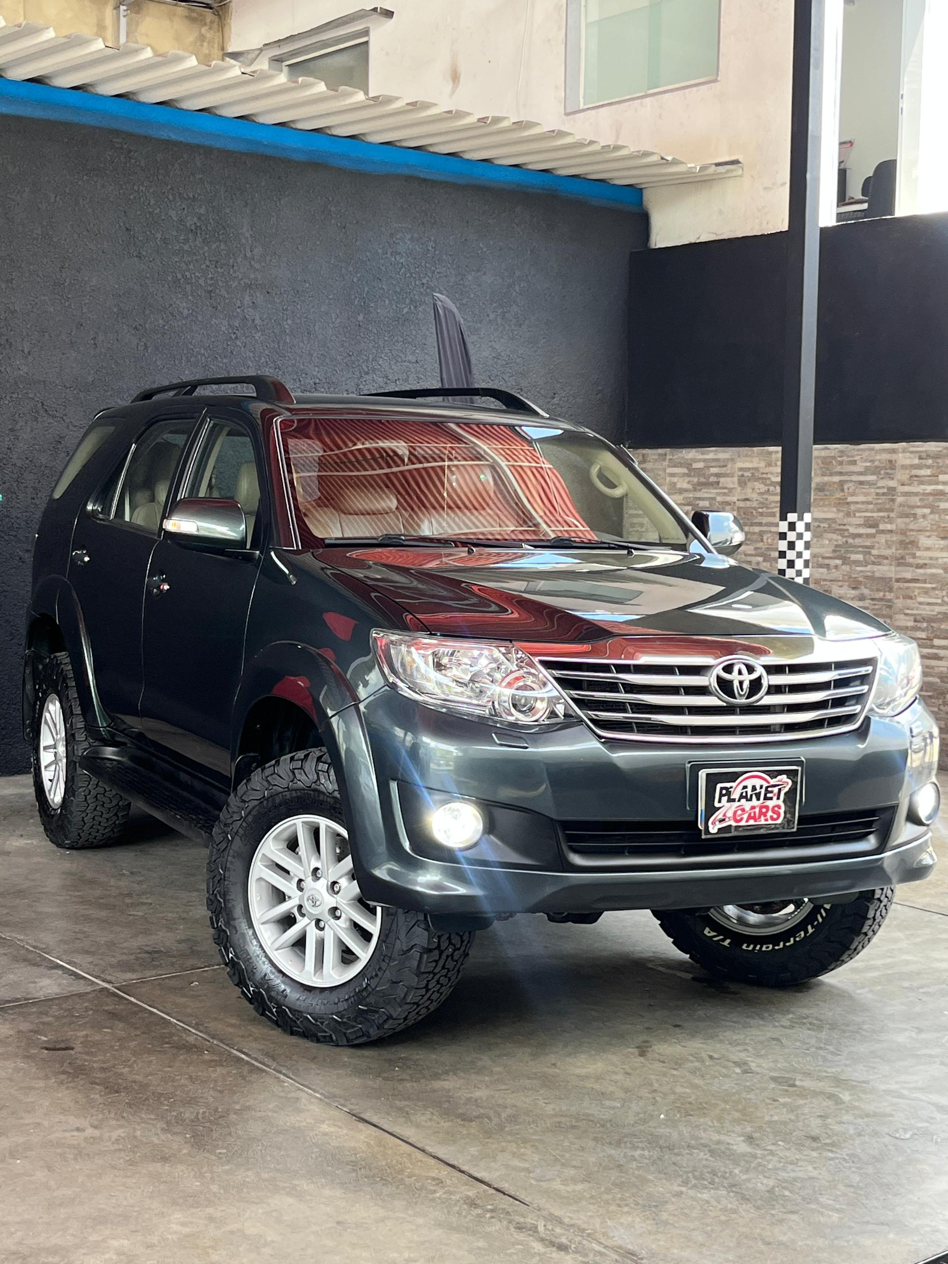 Toyota  Modelo: Fortuner SR Año: 2012