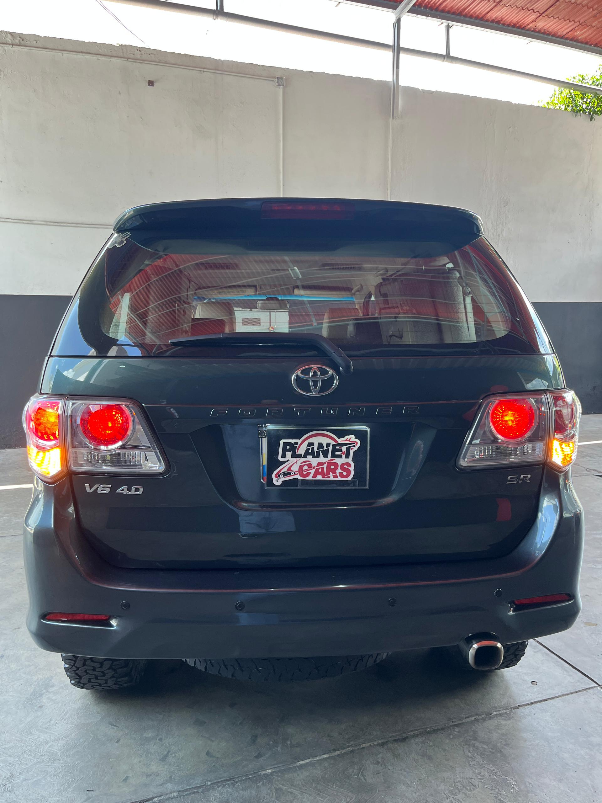 Toyota  Modelo: Fortuner SR Año: 2012