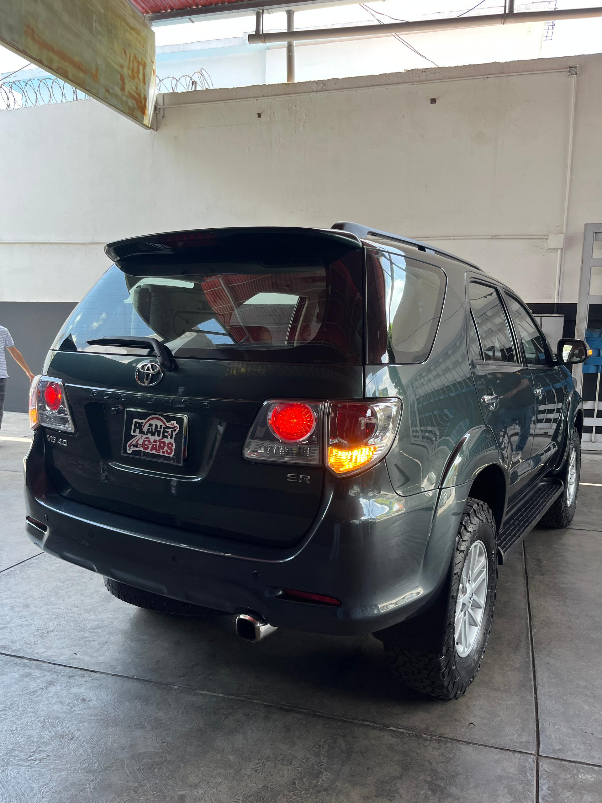 Toyota  Modelo: Fortuner SR Año: 2012