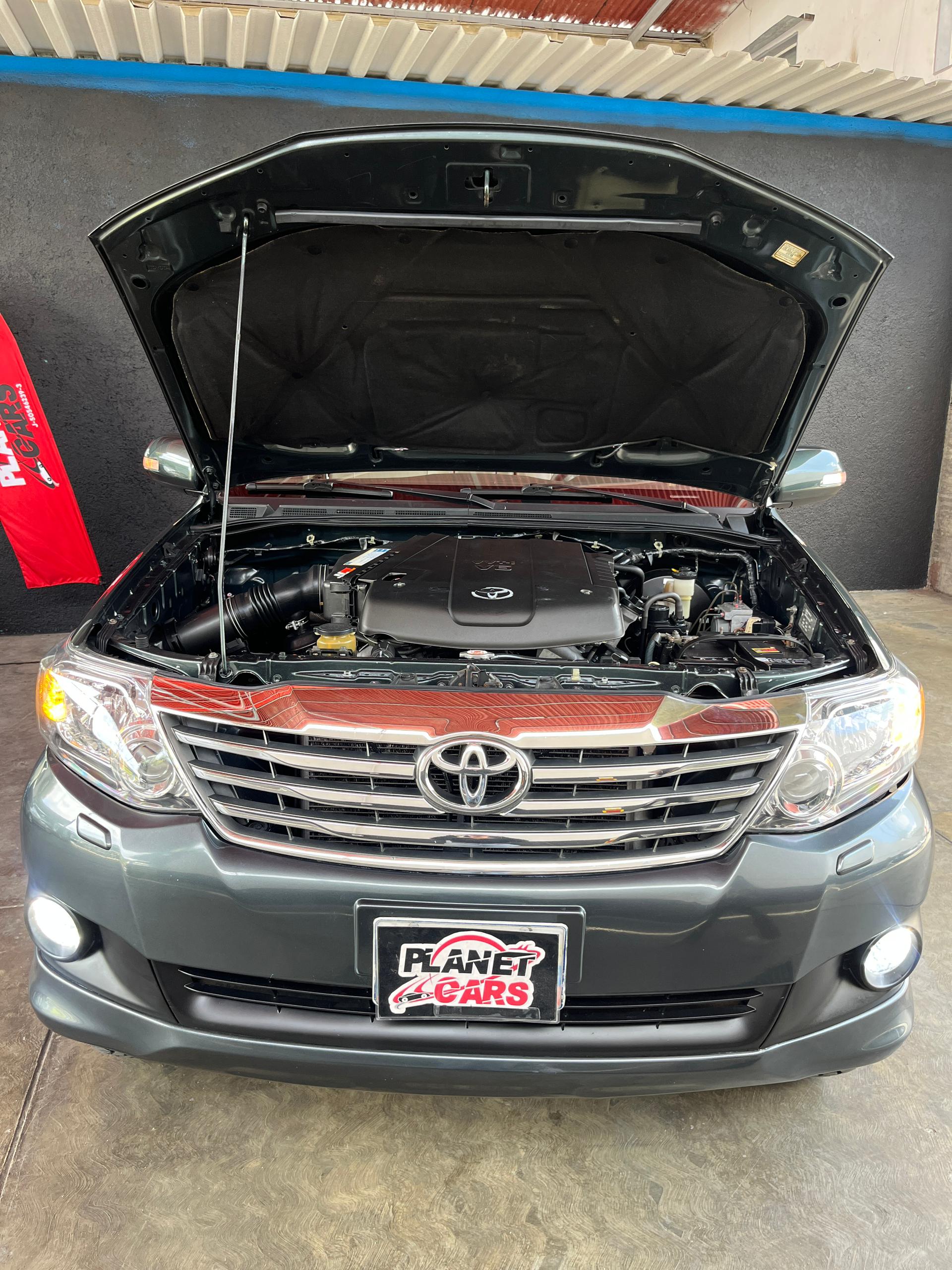 Toyota  Modelo: Fortuner SR Año: 2012