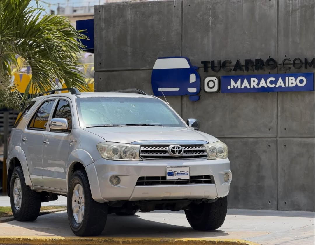 Privado: Toyota Fortuner 2011