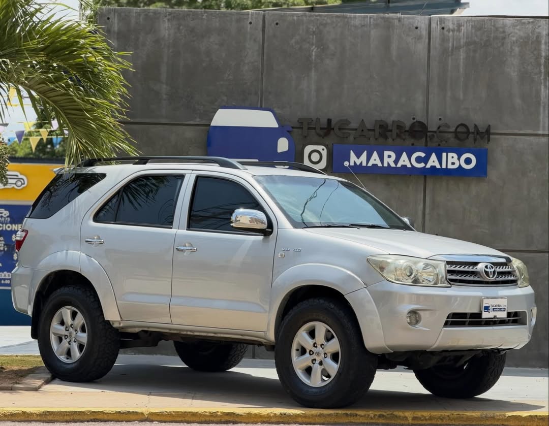 Privado: Toyota Fortuner 2011