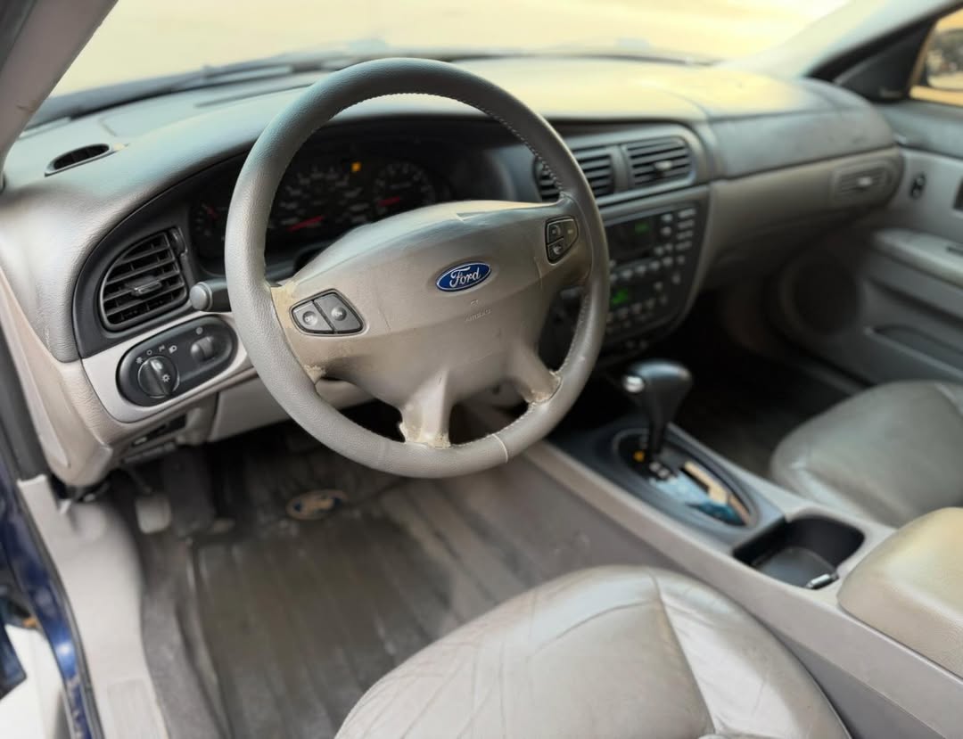 Privado: Ford Taurus 2000
