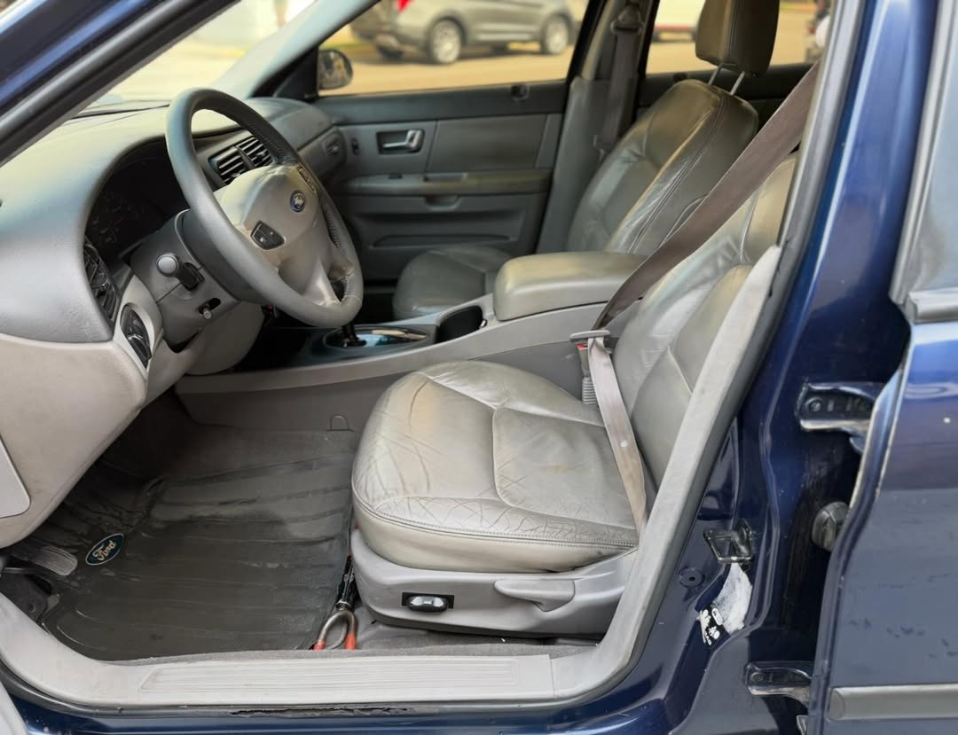 Privado: Ford Taurus 2000