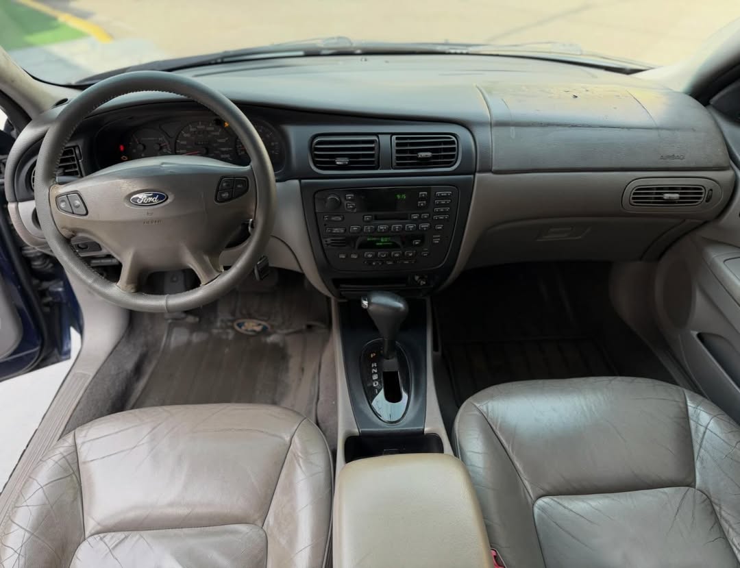 Privado: Ford Taurus 2000