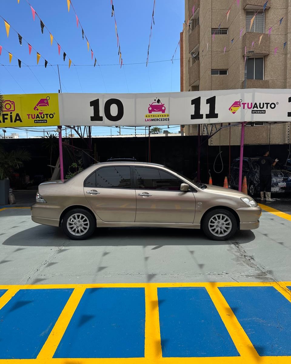 Mitsubishi Touring 2011
