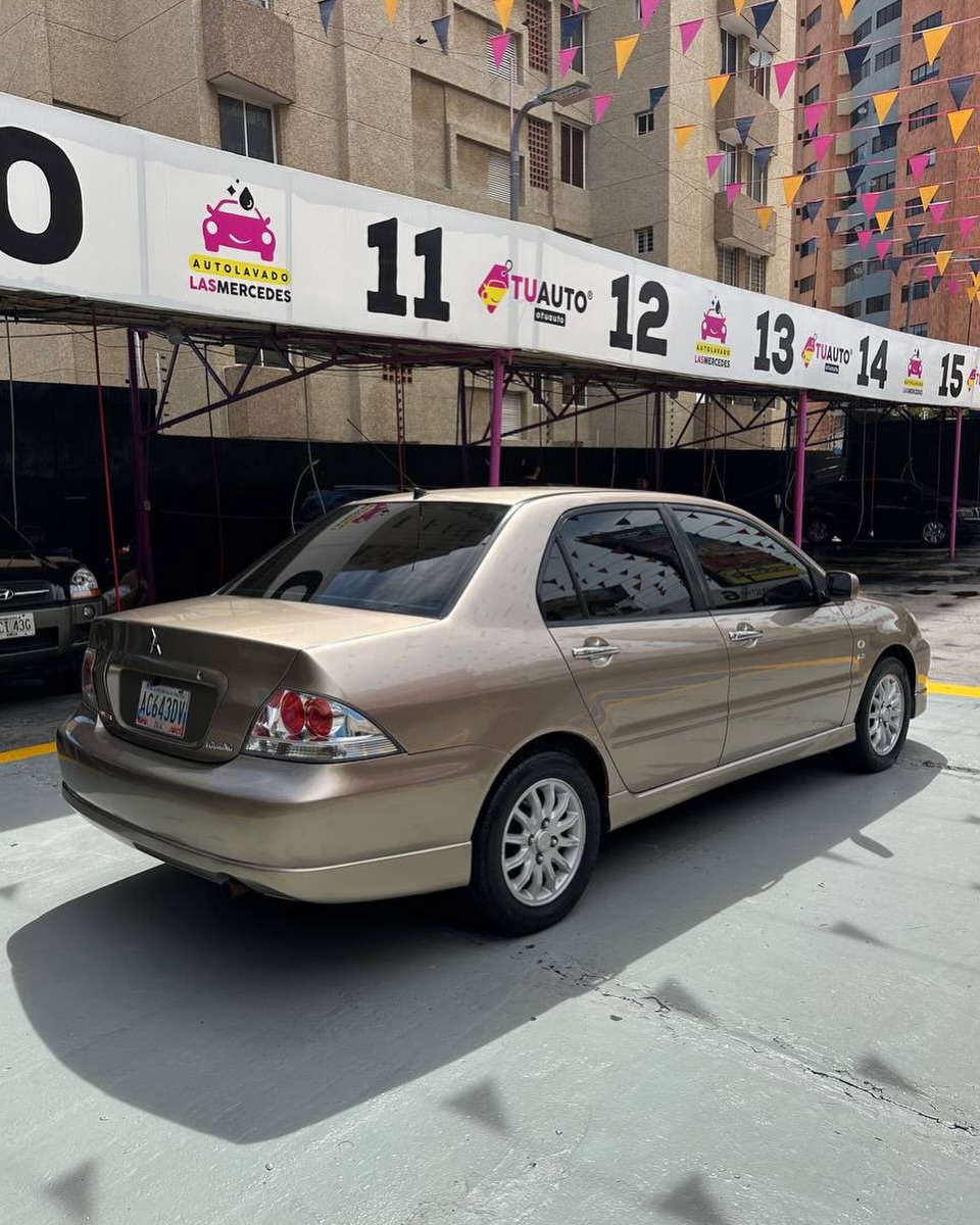 Mitsubishi Touring 2011